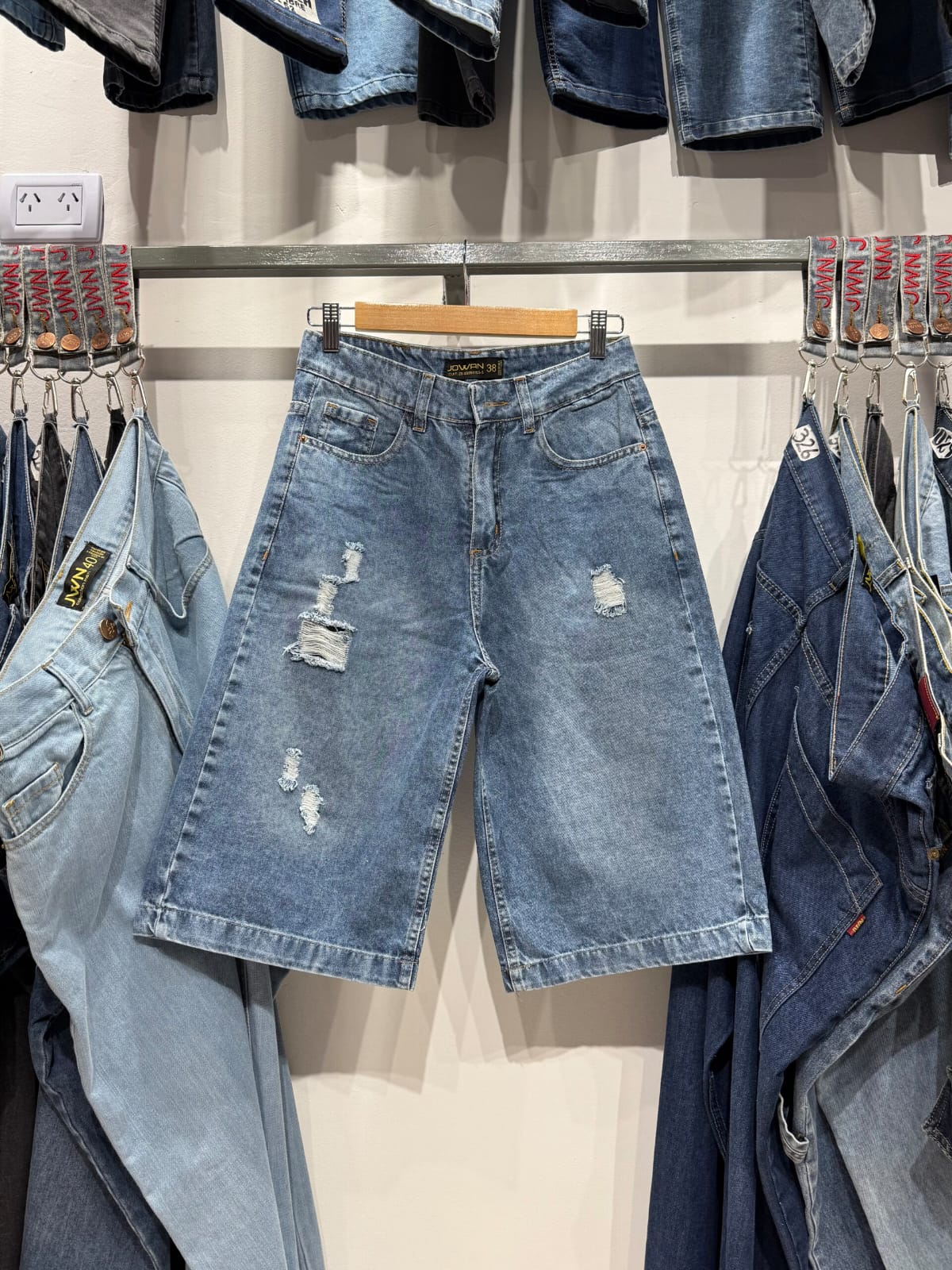 BERMUDA MUJER RIGIDA C/ ROTURAS 38-40-42